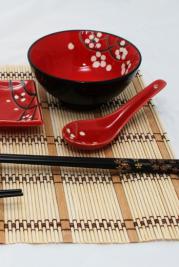 Orientalny czerwony zestaw do sushi